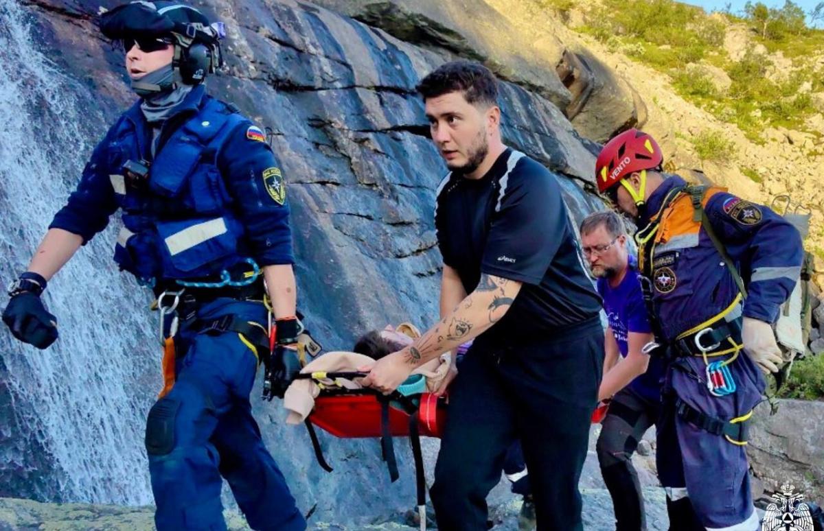 На маршруте в Мурманской области мужчина сорвался со скалы, спасая любительницу селфи