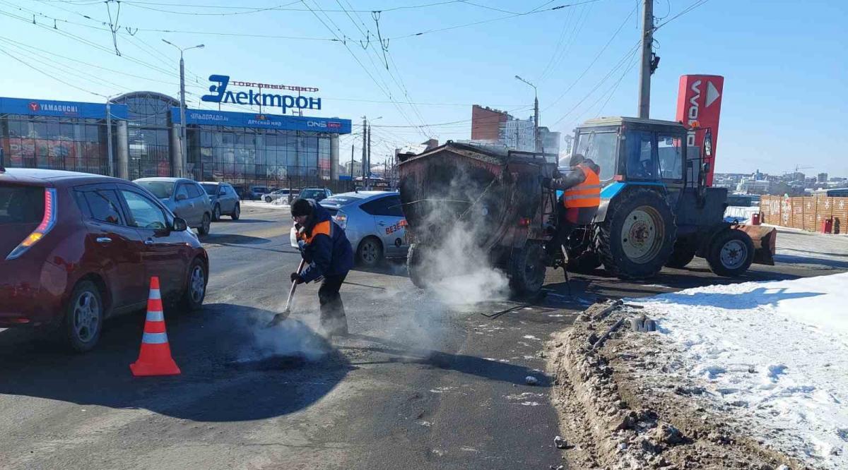 В Иркутске по поручению мэра Болотова начали делать ямочный ремонт