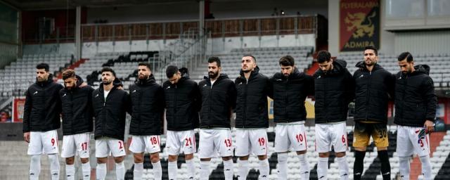 Iranian soccer players wear jackets in support of protests
