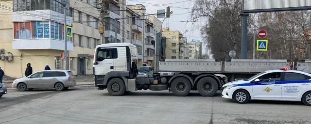 На Красном проспекте в Новосибирске длинномер насмерть сбил 84-летнюю пенсионерку