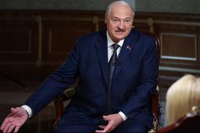 Лукашенко привез в Петербург картину, которую обещал Путину на день рождения