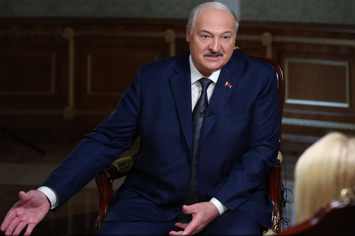 Лукашенко привез в Петербург картину, которую обещал Путину на день рождения