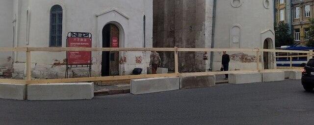 У Золотых ворот во Владимире перекрыли полосу движения из-за реставрации