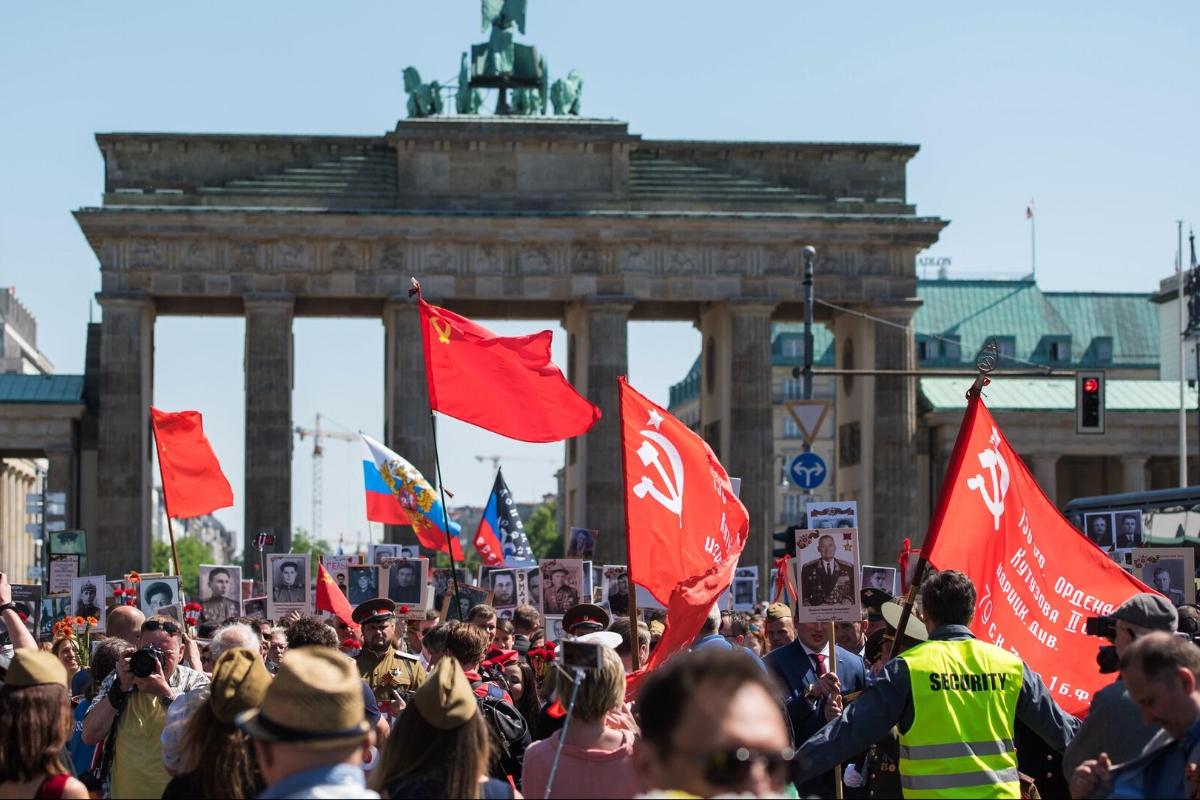 Ничего удивительного. Фашисты не пригласили своих победителей, позор потомкам гитлеровских палачей