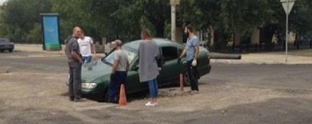 В Красноярске у здания краевой администрации в яму провалилась машина