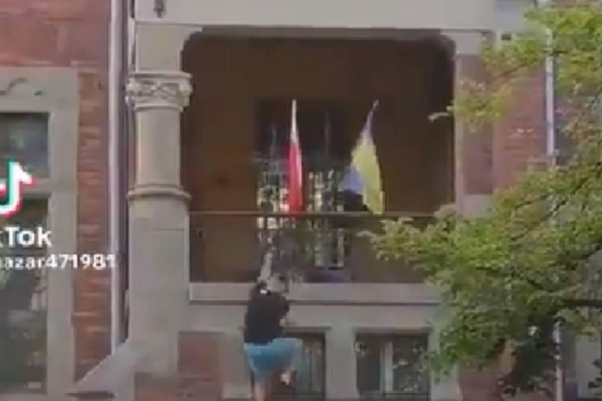 В Польше арестован мужчина, заменявший украинские флаги на польские