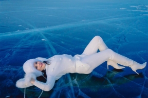 47-летняя Оксана Федорова в белом костюме «растопила» лед Байкала