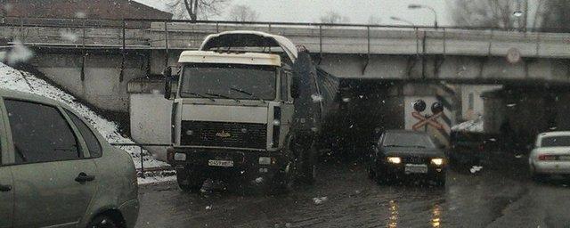 В Омске из-за застрявшего под мостом грузовика возникла большая пробка