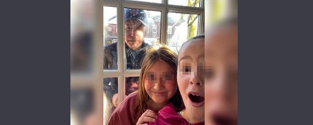 Пользователи Сети осудили Байдена, заглянувшего в окно к маленьким девочкам