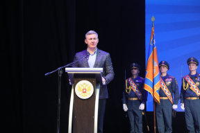 Председатель Курганской облдумы Дмитрий Фролов вручил награды отличившимся сотрудникам ГУ МЧС в честь 35-летия ведомства