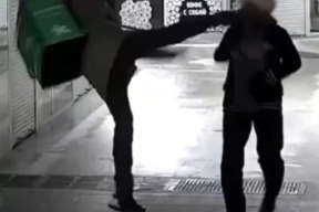 В Новосибирске курьер ударил пенсионерку ногой в лицо