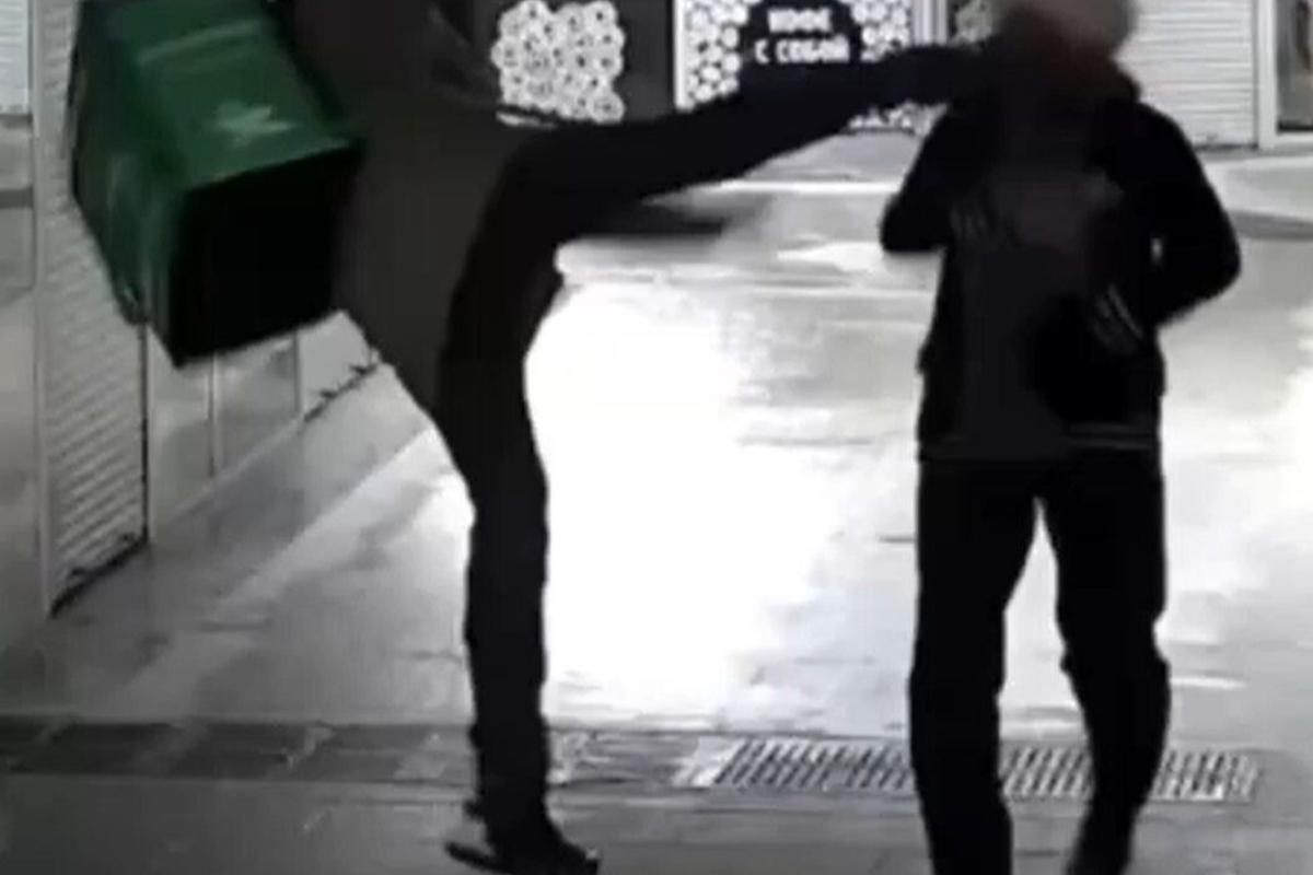 В Новосибирске курьер ударил пенсионерку ногой в лицо