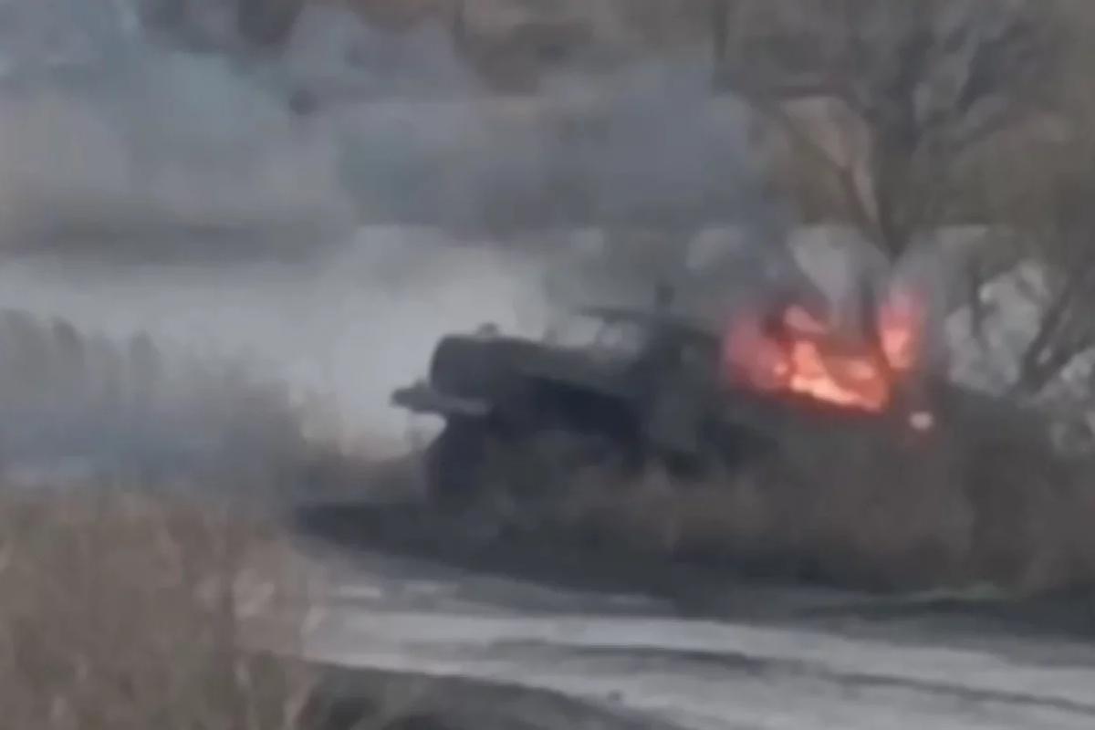 Машина с гумпопощью военным сгорела после попадания дрона