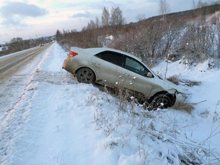 В Омской области пьяный водитель Honda вылетел в кювет