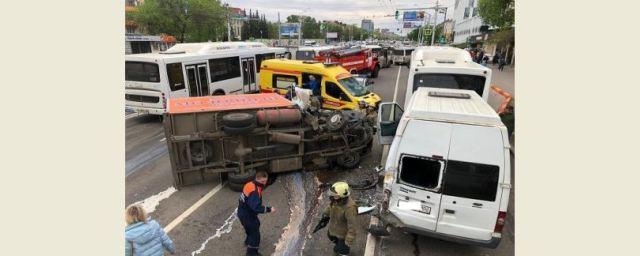 В Уфе грузовик протаранил два автобуса: есть пострадавшие