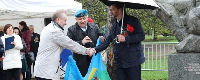 Виктору Неволину передали символический флаг ВДВ с надписью «Раменское»