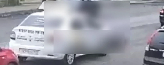 В Уфе водитель Renault Logan переехал пенсионерку, упавшую под колеса машины