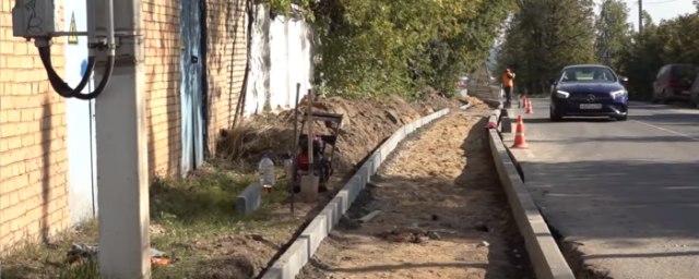 В Ильинском-Усове продолжается строительство тротуара вдоль региональной дороги
