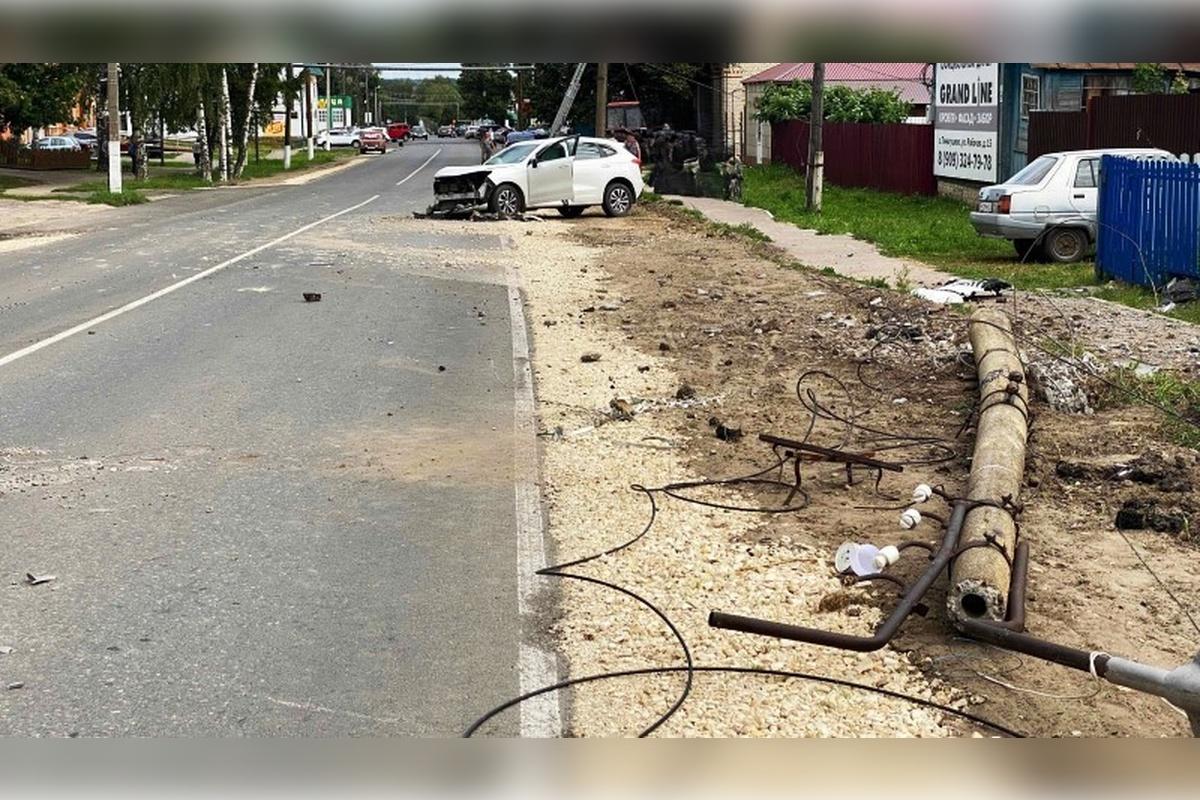 В Мордовии автоледи въехала в опору ЛЭП