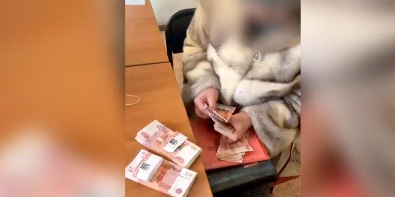 В Томске пенсионерка забыла в кондитерской пакет с полутора миллионами рублей