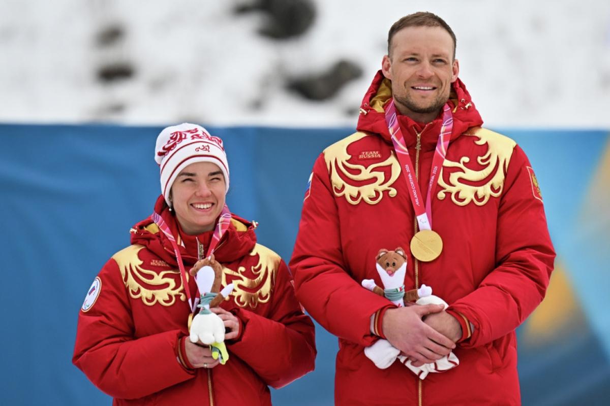 «По-человечески жаль, но политически неприемлемо»: немецкие лыжники демонстративно отвернулись от гимна России на Паралимпиаде