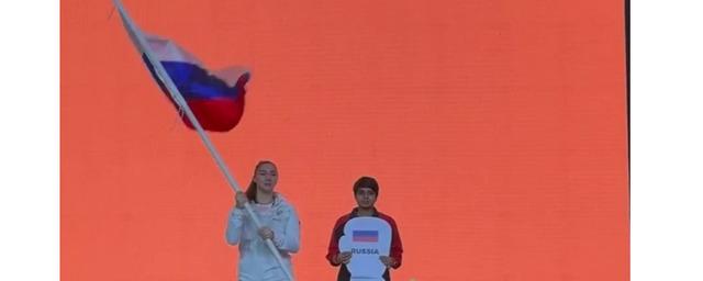 На открытии чемпионата мира по боксу женская сборная России вышла с российским флагом — Видео