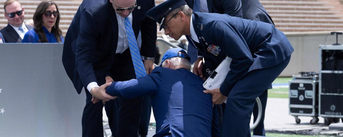 Байден споткнулся и упал на сцене после вручения дипломов выпускникам академии ВВС США