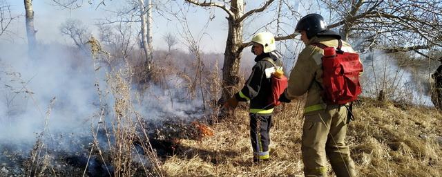 В Амурской области шесть часов тушили пожар на окраине поселка