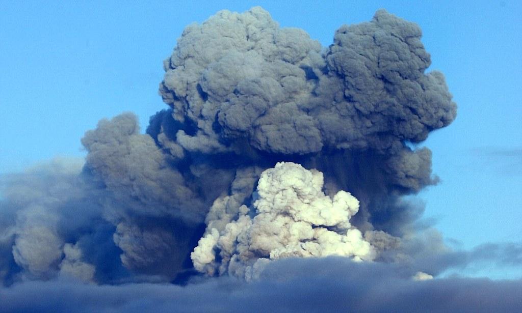 Два пепловых выброса зафиксировали на вулкане Эбеко на Курилах