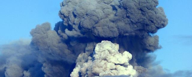 Два пепловых выброса зафиксировали на вулкане Эбеко на Курилах
