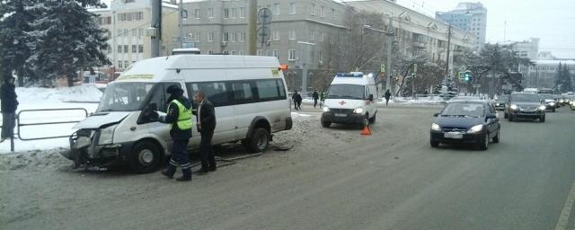 В Челябинске водитель маршрутки врезался в ограждение