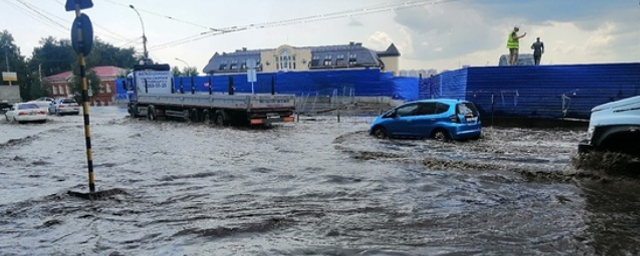 Дождь утопил в воде площадь Будагова и улицу Зыряновскую в Новосибирске