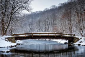На Камчатке вахтовка с рабочими опрокинулась с моста в реку
