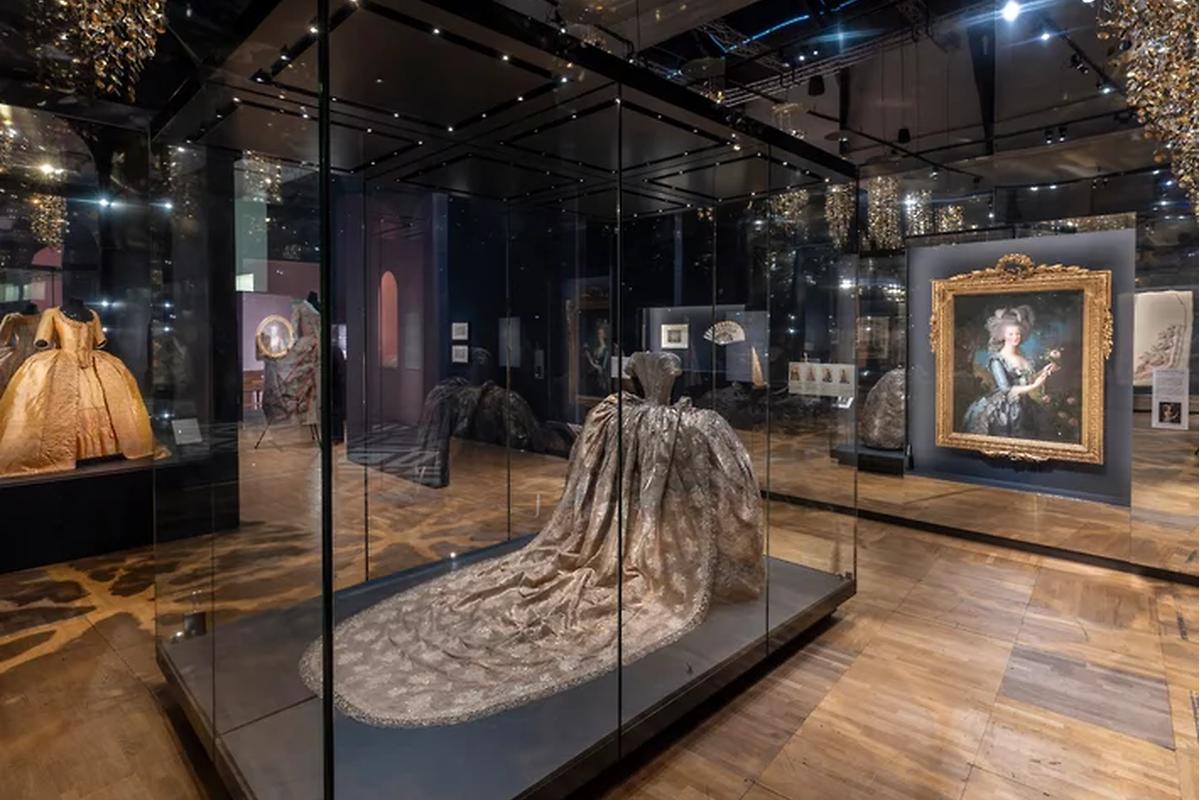 В Лондоне открылась выставка, посвящённая стилю королевы Марии-Антуанетты