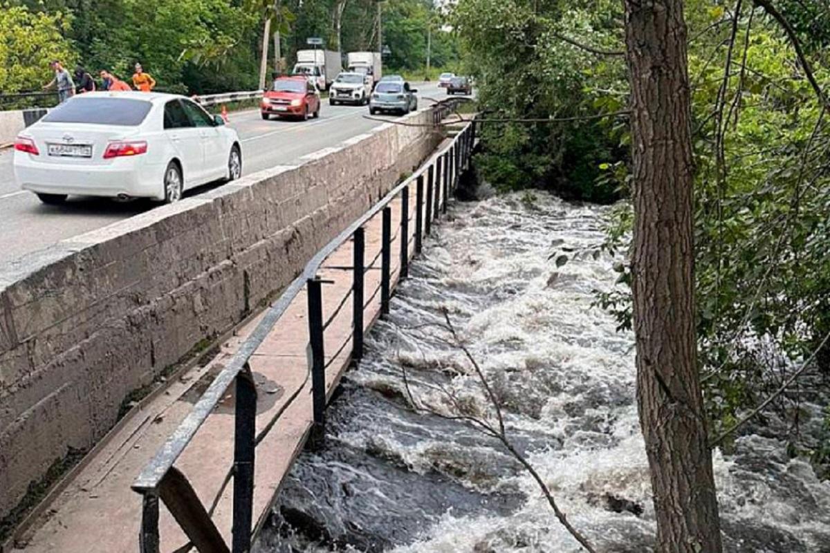 Из-за подъема воды закрыли «хитрый мостик» на ЧМЗ, Миасс продолжает разливаться