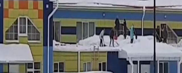 В Тамбове чистить крышу детсада от снега пришлось воспитательницам