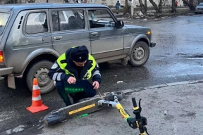 В Екатеринбурге школьница на электросамокате угодила под колеса «Нивы»