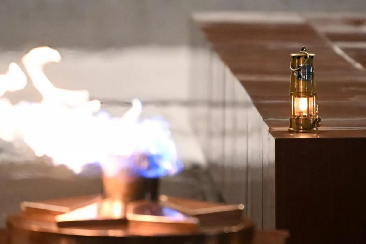 Прикурившую от Вечного огня жительницу Новосибирска отправили под суд