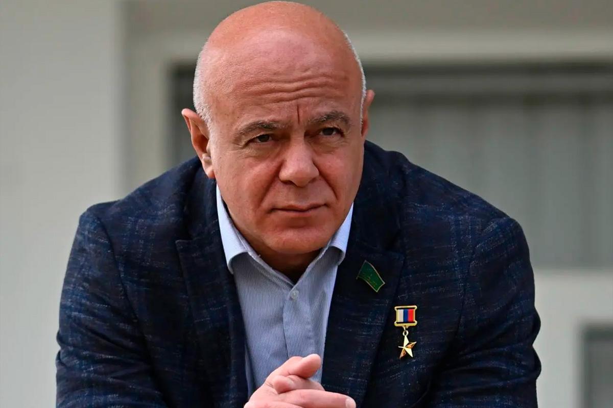 «Он – пример служения Родине»: Глава Адыгеи Мурат Кумпилов поздравил Героя России Эдуарда Цеева с 60-летием и поблагодарил за поддержку участников СВО