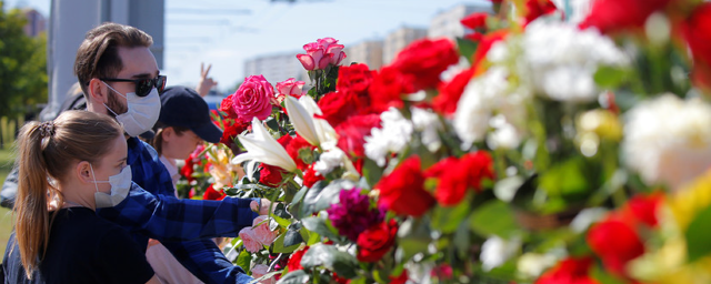 В Минске несут цветы к месту, где скончался митингующий