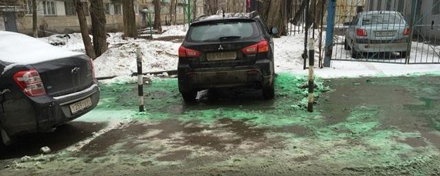 В Саратове горожане нашли снег зеленого цвета