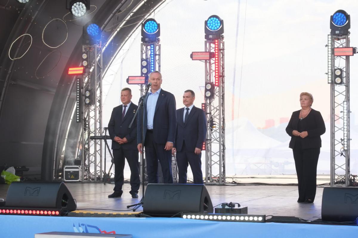 Губернатор Андрей Травников обратился к жителям Новосибирской области по случаю Дня Государственного флага России