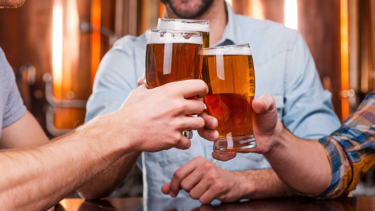 Нарколог Стеценко: Можно пить не более пяти литров пива в сутки