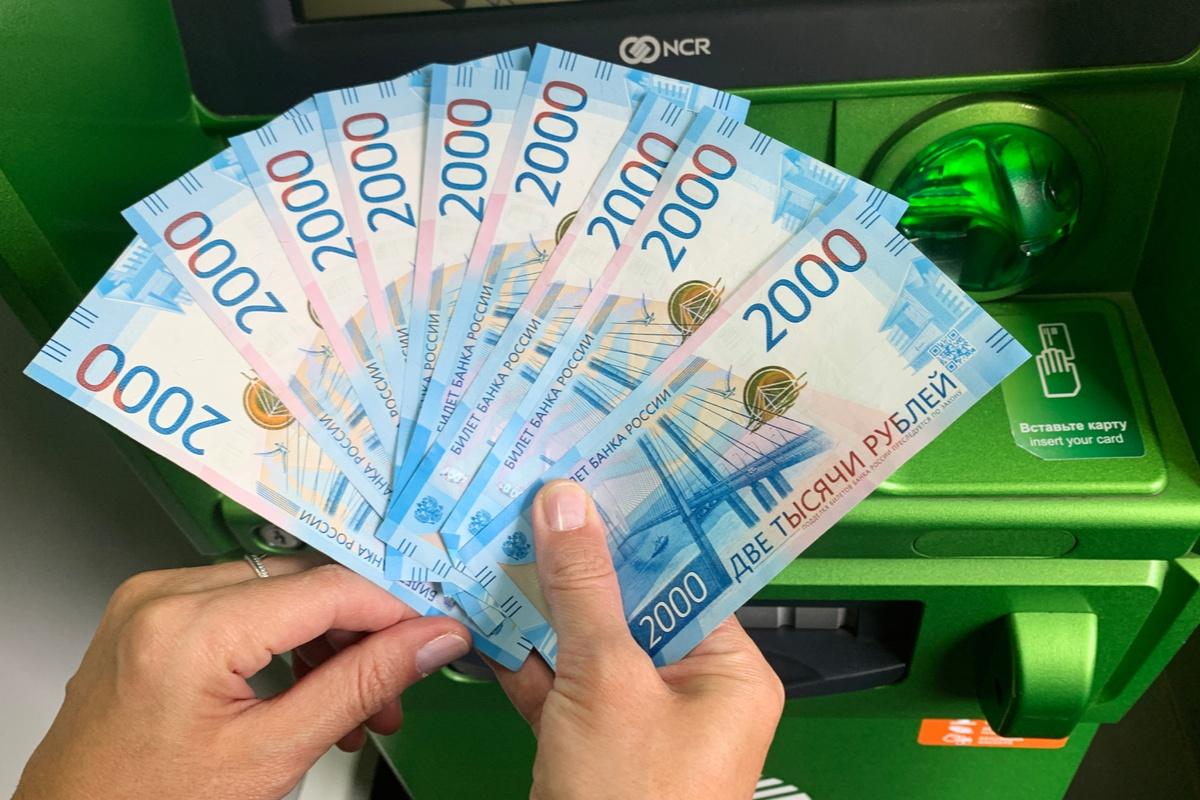 Стало известно, какую пенсию получают работающие и уже не работающие госслужащие