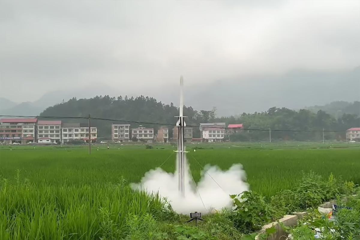 Школьник-самоучка построил ракету и запустил ее на высоту 400 метров