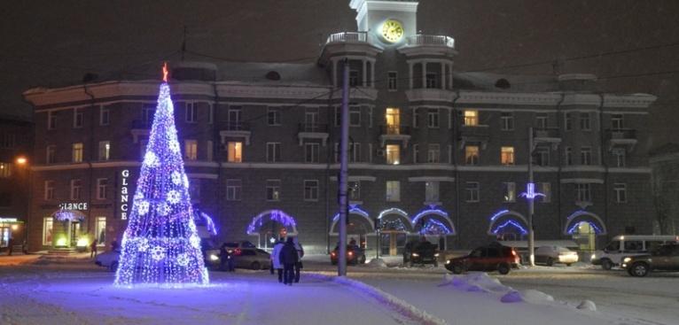 В Барнауле установили семиметровую световую ель