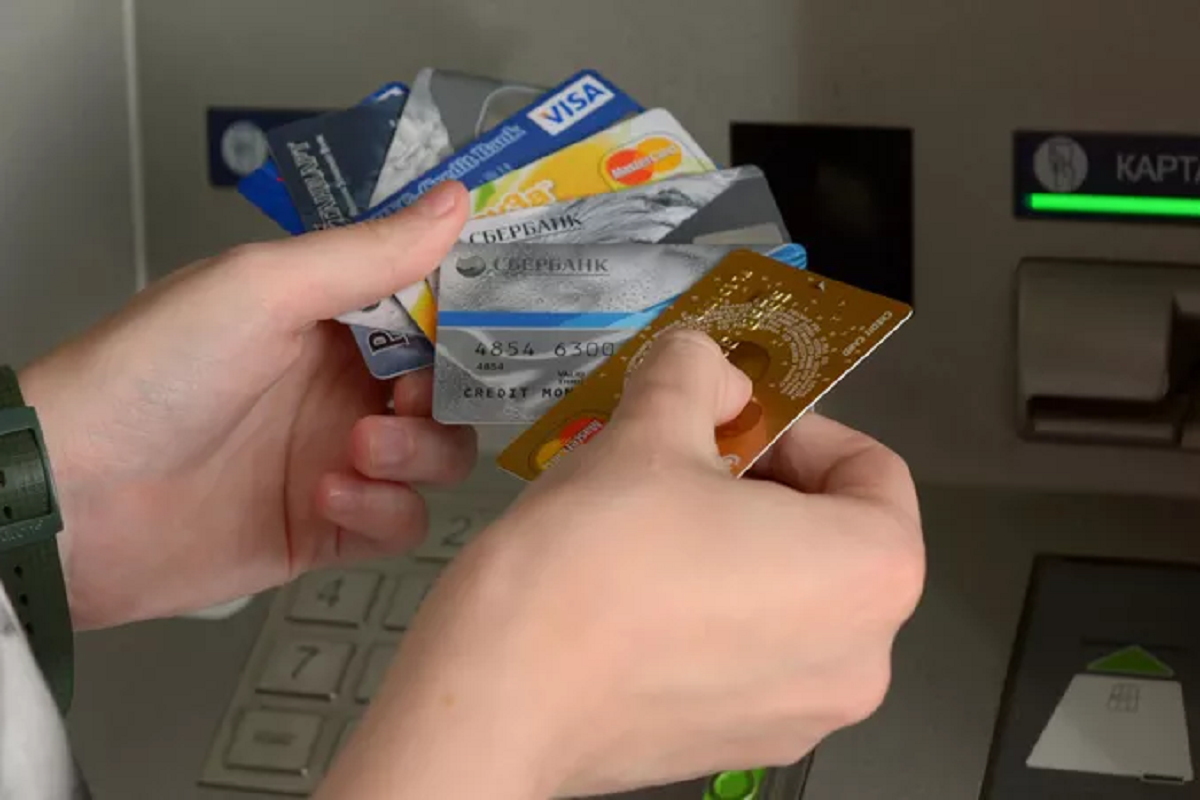 Россиянам посоветовали не хранить крупные суммы денег на банковских картах