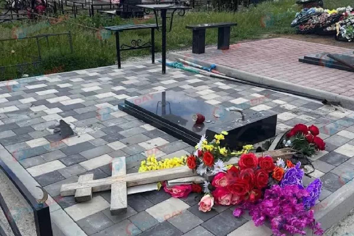 Вандал разгромил могилу бойца СВО на Петровском кладбище