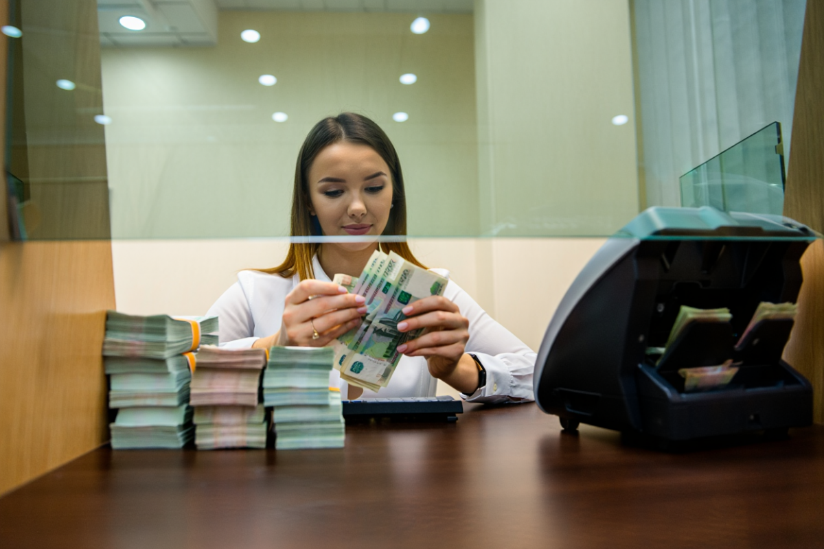 Средняя зарплата в Великих Луках выросла до 73 тыс. рублей, уровень безработицы — 0,09%