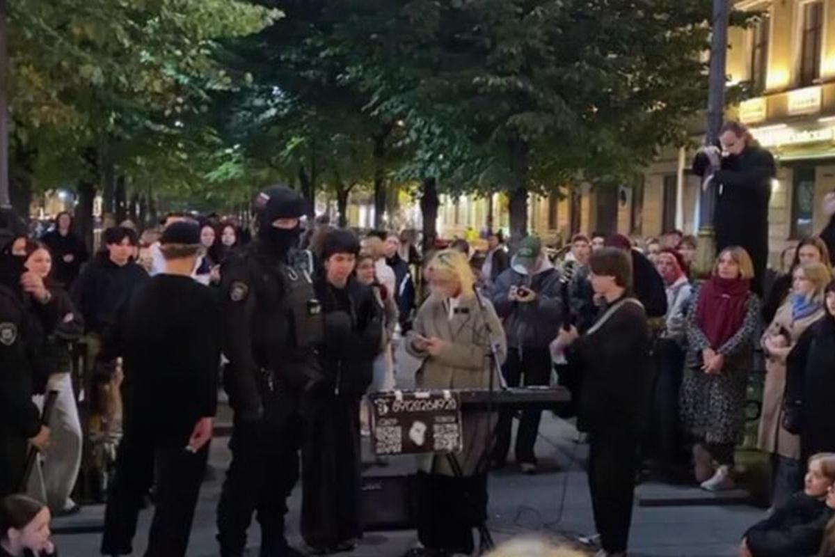 Уличная певица в Петербурге была задержана за исполнение песен Noize MC